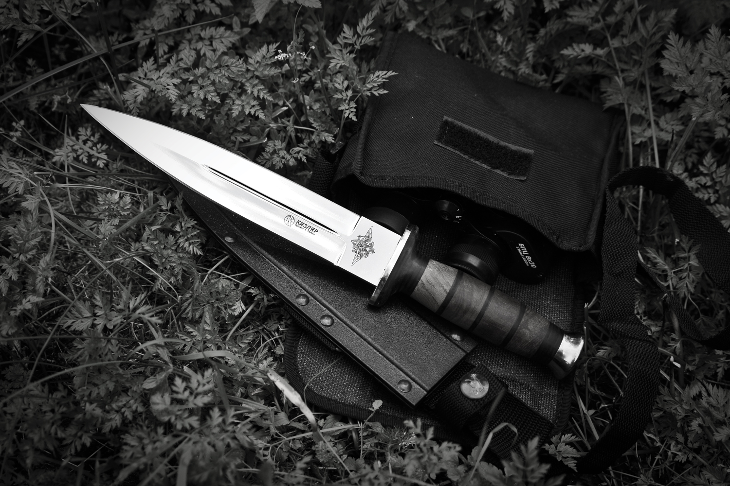 Фото ножа на черном фоне