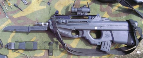 штурмовая винтовка FN F2000S со штык-ножом.jpg