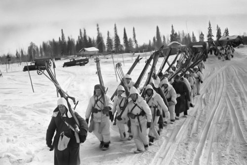 2. Советские лыжники выдвигаются на передовые позиции. Зима 1939—1940 годов..jpg
