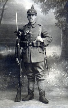 Bavarian Infanterist Western Front 1916..jpg