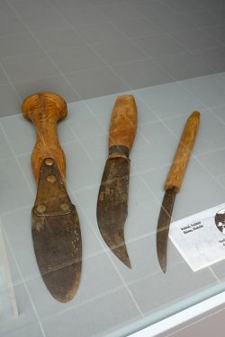 400px-Chukchi_knives_-_Arctic_Museum.jpg