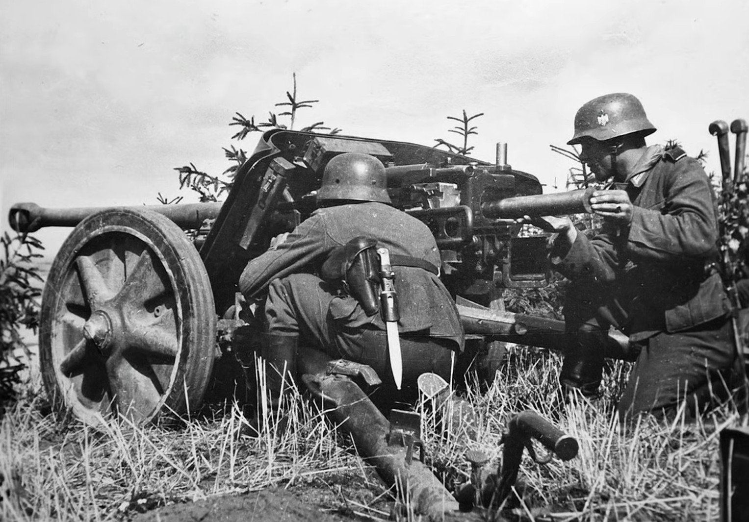 Сколько фашистских танков уничтожил артиллерист борисов. Артиллерия вермахта 1941. Противотанковая пушка вермахта Pak 38. Противотанковая пушка вермахта Pak 50. Артиллерист Германии второй мировой войны.