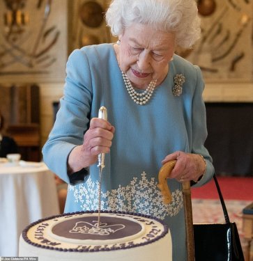 53810765-10479891-Queen_Elizabeth_95_made_cuts_a_cake_to_celebrate_the_start_of_th-m-1_1644082102642.jpg