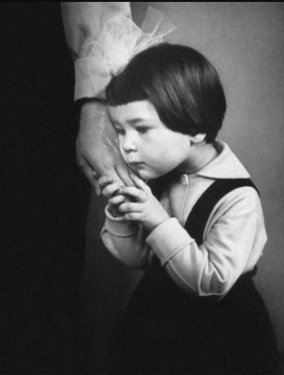 Рука мамы. Фото Антанаса Суткуса, 1966 г.jpg
