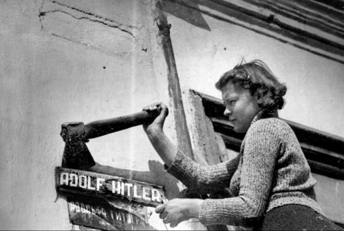 Демонтаж табличек на ул.Гитлера, Николаев, март 1944.jpg
