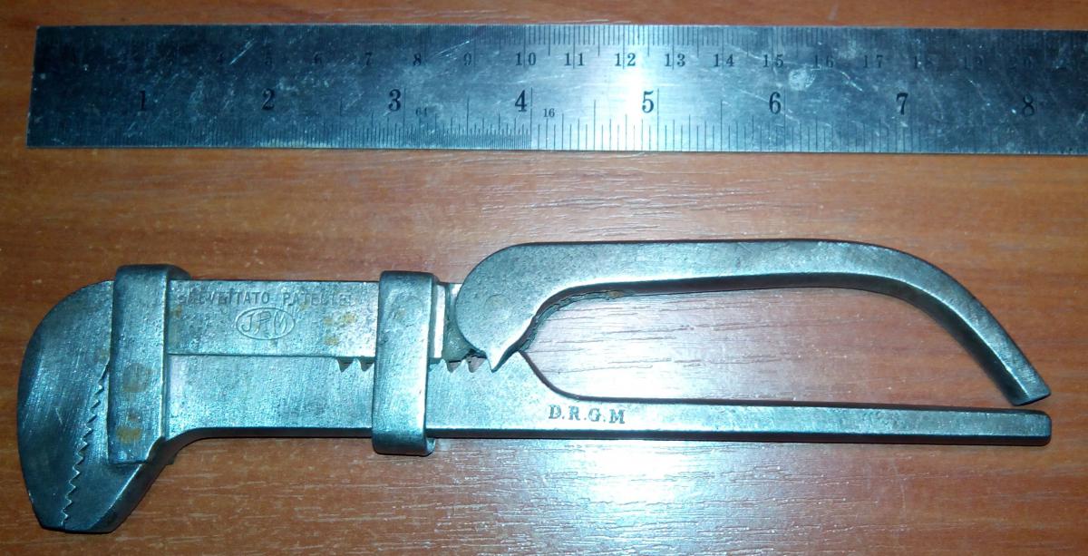Старинный инструмент разводной ключ 18 век. Ручной инструмент с клеймом три молнии. Старинный инструмент отсикатель с приёмником. Нож рабочий самодельный фото. Б 1 348