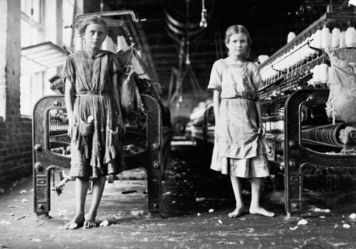 Lewis-Hine-Spinners-in-a-cotton-mill-1911-700x489.jpg