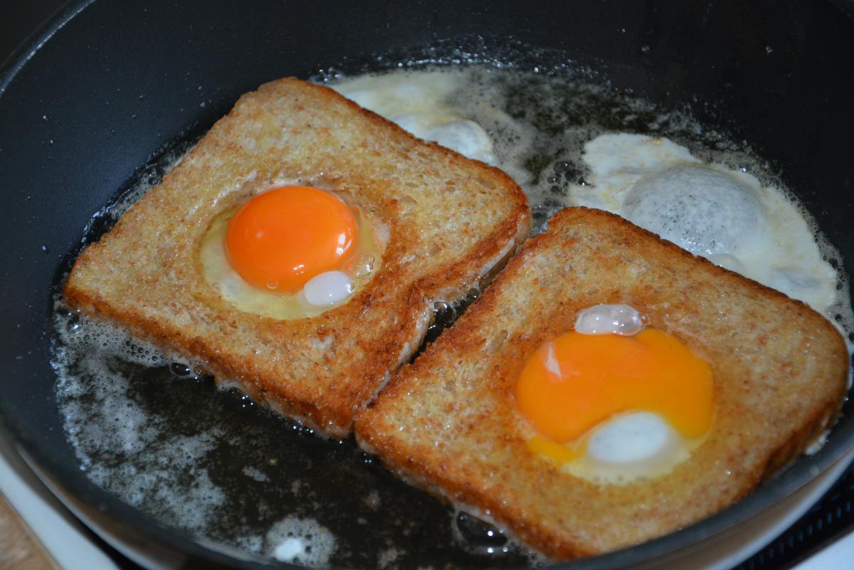 Хлеб с яйцом и сыром на сковороде
